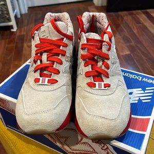 New balance sneakers. Men’s size 8/women’s 10.Like a new.Only wore once or twice